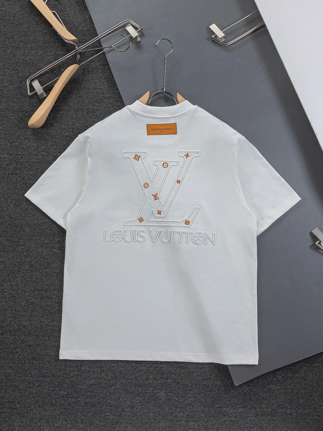 🅿️190 Louis Vuitton 1V LV micro-wide version S-XL LV 26ss New product counters are on the shelves at the same time Multiple craftsmanship Three-dimensional hollow gold dot letters embroidery on the chest🪡logo Large logo embroidery on the back hollow gold dot letters🪡logo Short-sleeved T-shirt Round neck short-sleeved T-shirt, the same style for men and women! Consigned to one-to-one creation. Synchronized with the official website, pure cotton fabrics at the counter! It is close to the skin and comfortable, durable and easy to wear. It has a classic and simple logo design and meticulous original craftsmanship. Short-sleeves, a must-have item for men, do not appear to be the same for the general public, but must be unique and eye-catching. This LV short-sleeve is all about quality, comfort, the same shape and fashion as always, including fabrics and cutting techniques. All of them have been made with great effort! 320 grams of washed pure cotton fabric, pure cotton is breathable, very refreshing and comfortable for daily wear. The rib knitting on the neckline is smooth and tight, and the neckline will not be skewed if you toss it at will. The loose version, you will find that it looks really good on the upper body. The overall is minimalist and neat, super versatile for daily use! Pair it casually with a pair of pants for a youthful look. A T-shirt will make your outfit crazy. It is a fashionable item that can never go wrong! Color: Black White Pink Size: S-XL Size chart: S: Shoulder width 50-Bust 56-Length 70 M: Shoulder width 52-Bust 57-Length 72 L: Shoulder width 54-Bust 59-Length 74 XL: Shoulder width 56-Bust 62-Length 76